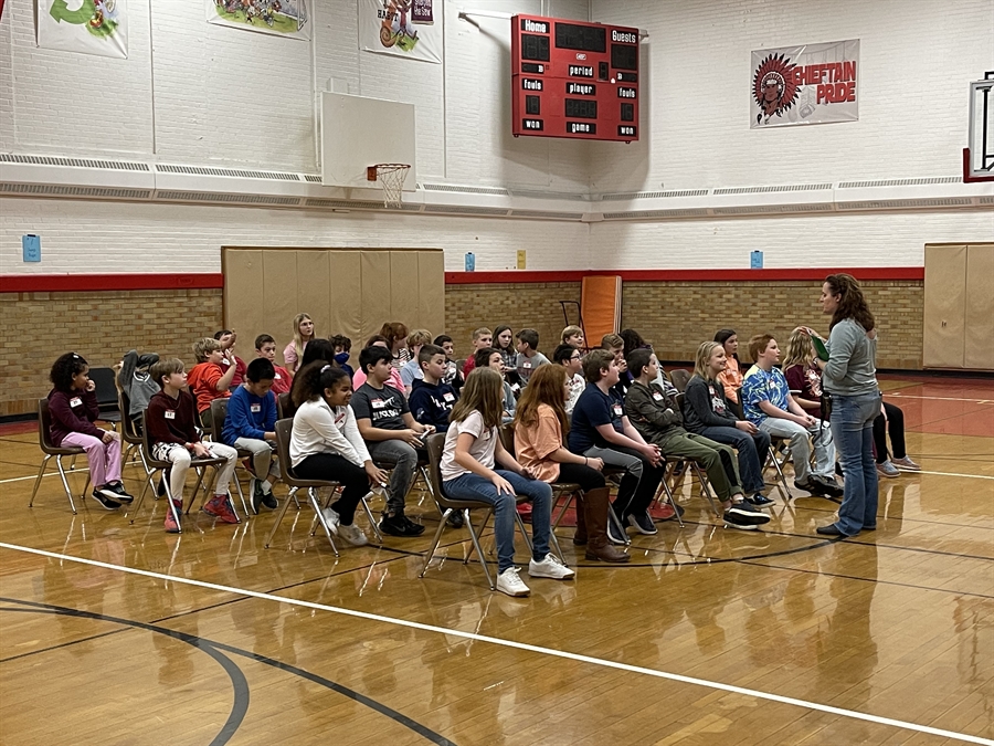 Lindy Martin talks to the spellers.